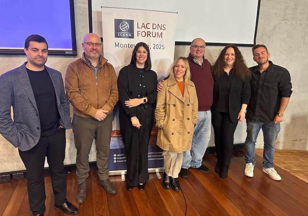A group of people stand in front of a 'LAC DNS Forum' sign